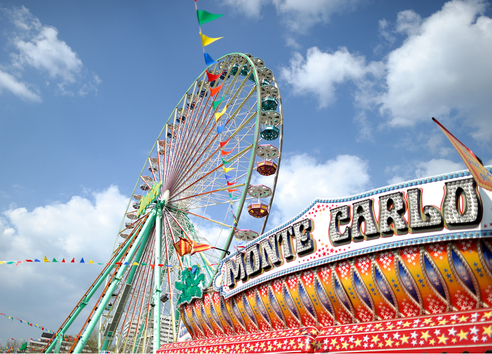 Deutzer Fruehlingsfest 2010 Fremerey Architekturfotos Riesenrad im Vordergrund ein Spielgeschaeft Schaustellerei Architekturfoto Aussenaufnahme