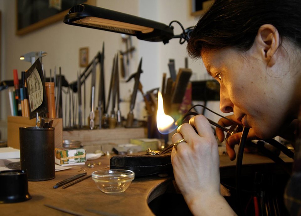 Unternehmensportr�t Mitarbeiterfotos einer Bonner Goldschmiede Goldschmiedin bei der Arbeit Serie 2005